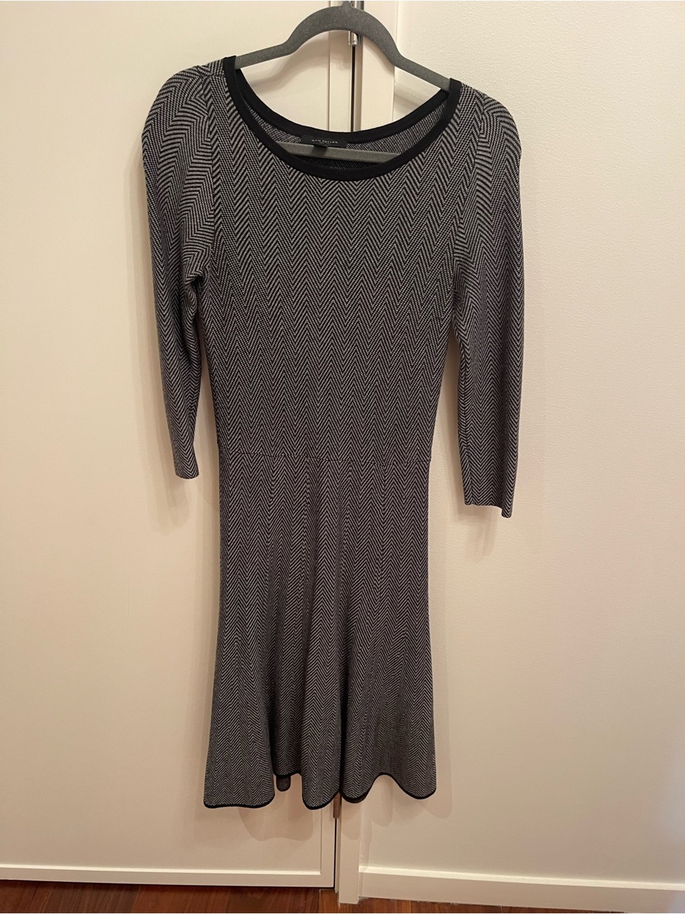 Ann Taylor Black and Gray Chevron Long Sleeve Knit Dress PXXS